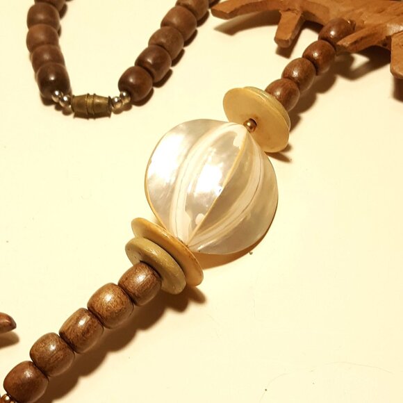 Safari Tribal Carved Lion Giraffe Elephant MOP Shell Wood Bead Necklace - Picture 5 of 7